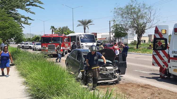 Pierde el control de su vehículo y se lleva una parada de camión