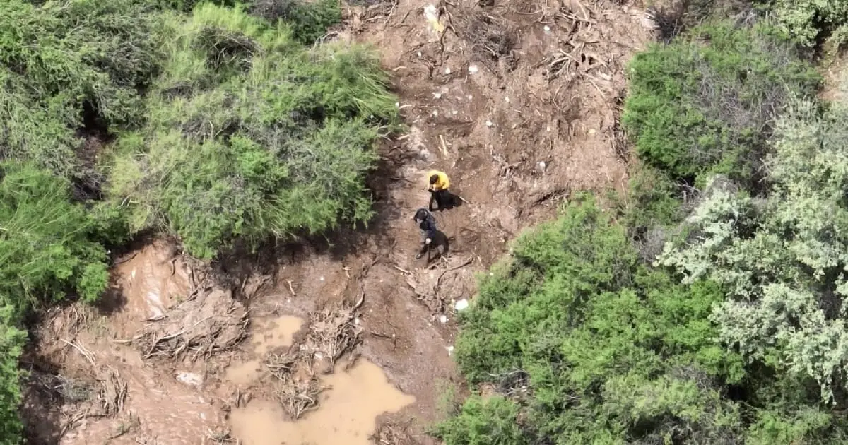 Localizan sin vida a padre e hijo arrastrados por arroyo en Hermosillo