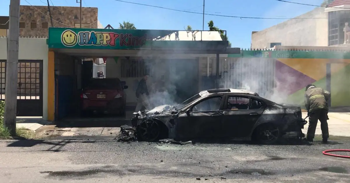 Incendio de vehículo provoca evacuación de guardería de Hermosillo