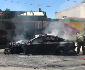 Incendio de vehículo provoca evacuación de guardería de Hermosillo