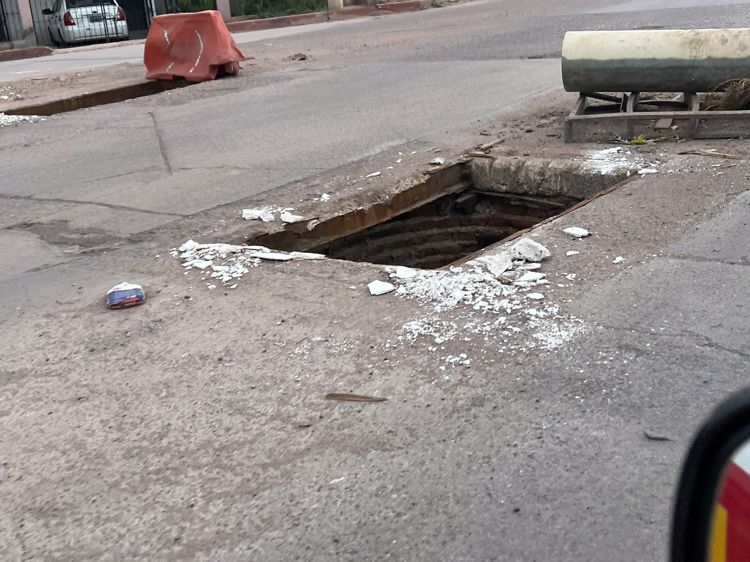 Un peligro para los Guaymenses; colectores de la CEA no tienen tapas