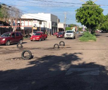 Cajemenses señalan baches con lo que encuentran
