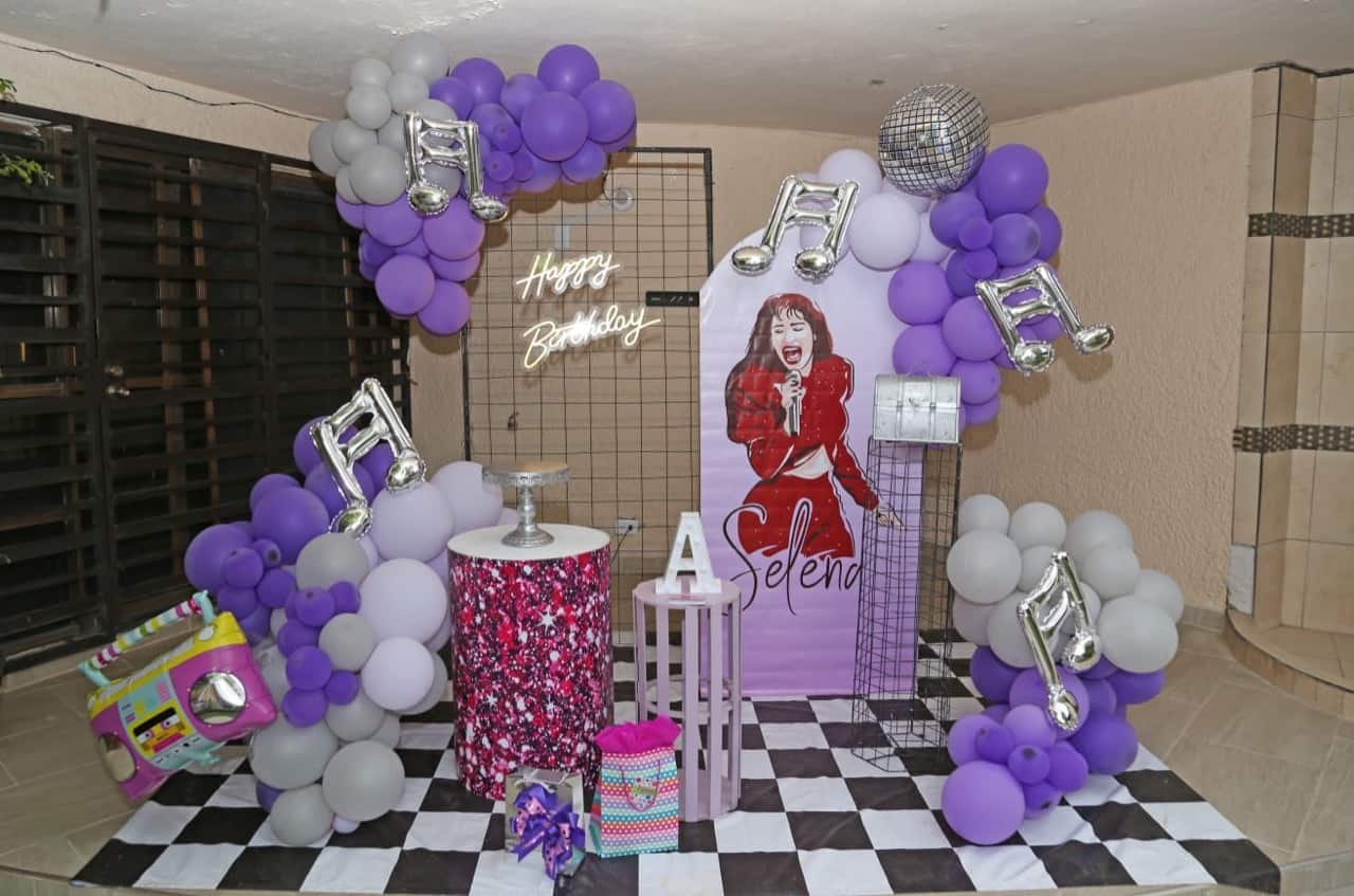 Celebra Ana Victoria con Selena