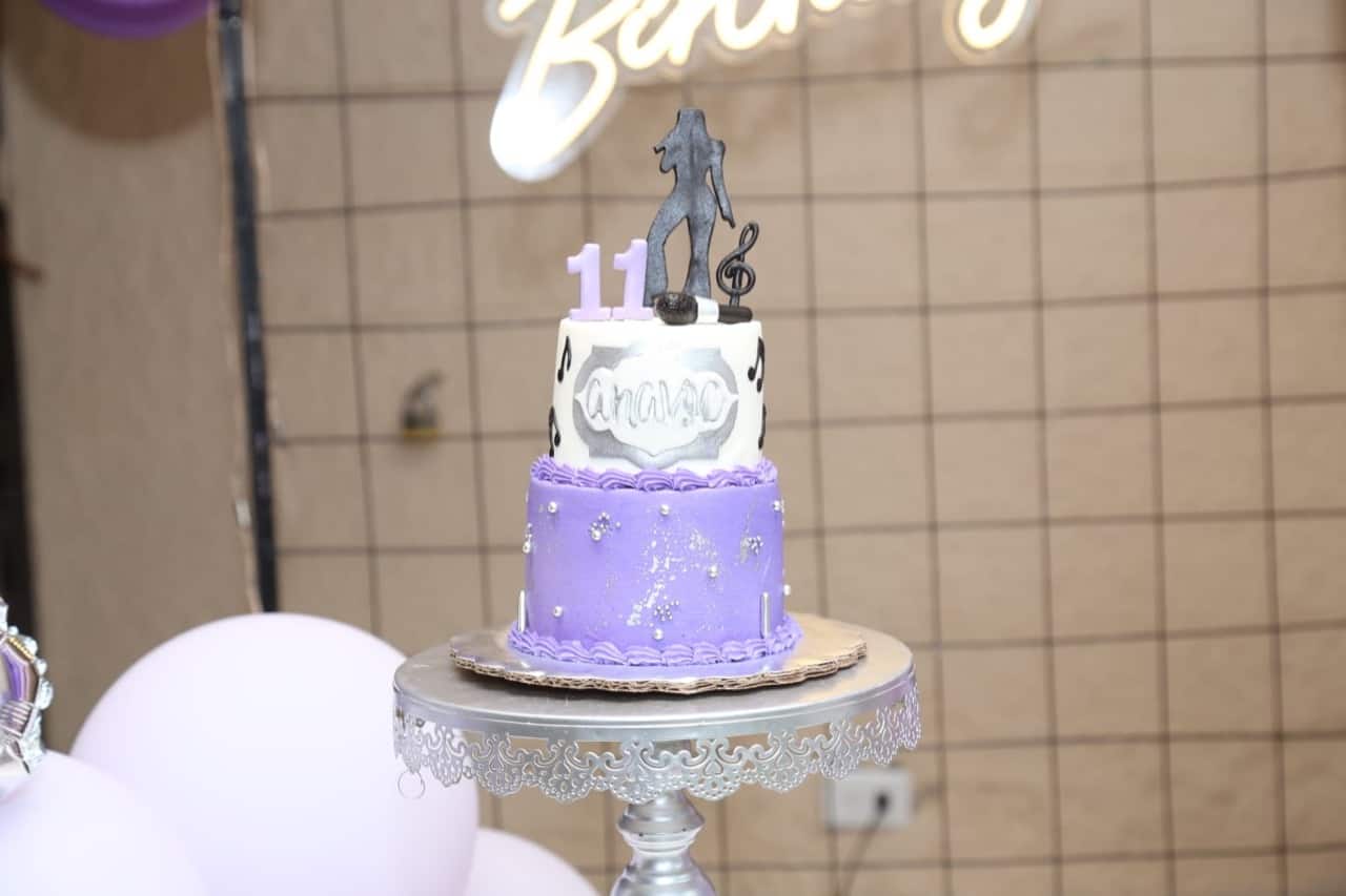 Celebra Ana Victoria con Selena