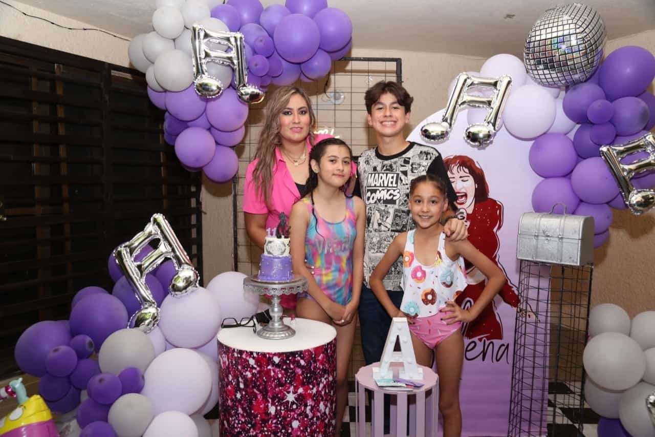 Celebra Ana Victoria con Selena