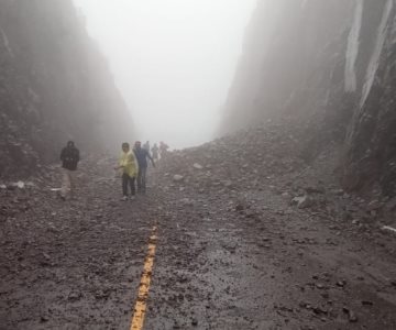 Suspenden tránsito vehicular por deslave en la carretera Agua Prieta-Janos