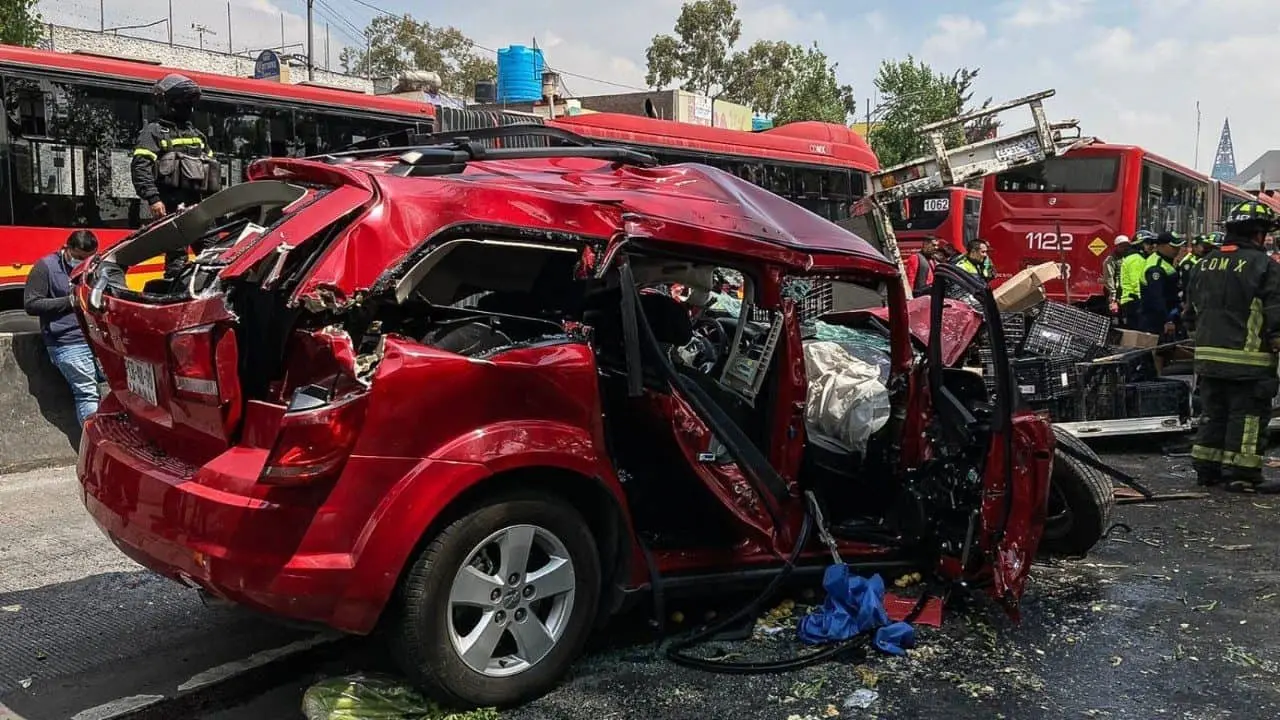 Incidente de metrobús deja a un hombre prensado en Cdmx