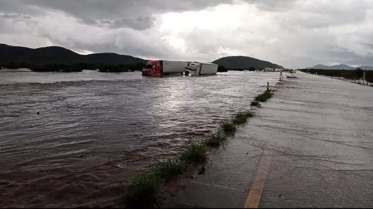 Tráileres quedan atrapados en libramiento Guaymas-Empalme