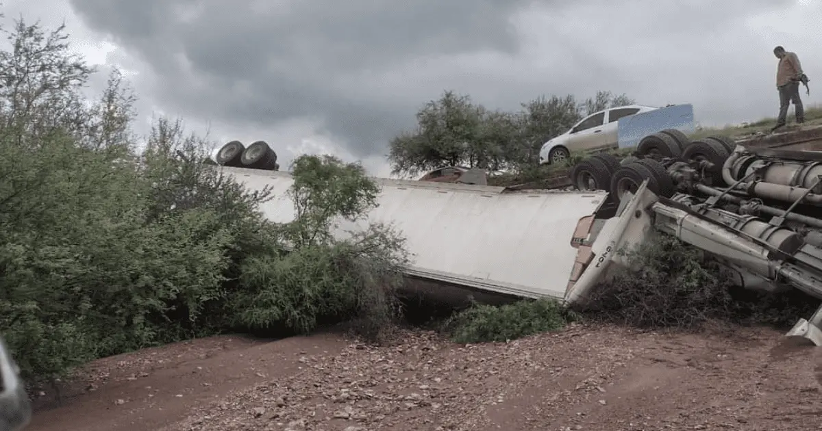 Tráiler vuelca sobre la carretera Hermosillo-Ures