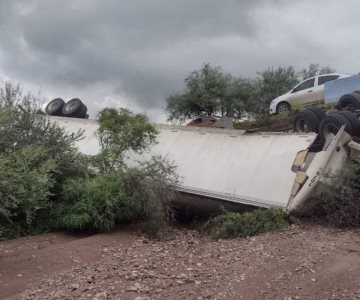 Tráiler vuelca sobre la carretera Hermosillo-Ures