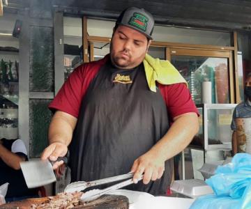 Echando la carne al asador en el Mercado, así se gana la vida El Rorro