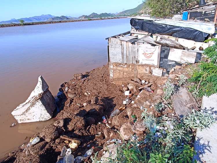Inundación del puente Douglas deja sin nada a comerciantes