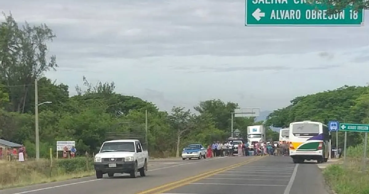 Bloquean Carretera Transístmica como protesta por derrame de aguas negras