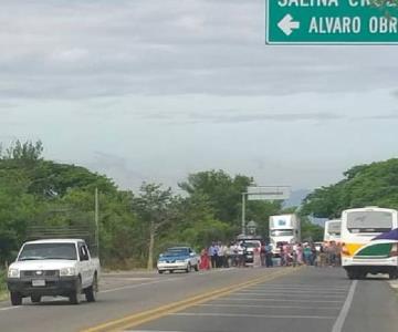 Bloquean Carretera Transístmica como protesta por derrame de aguas negras