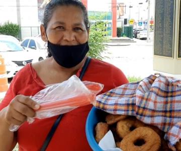 Karla apoya a su familia vendiendo donas caseras en calles de Hermosillo