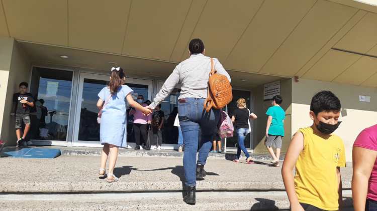 Aprovechan jornada infantil para aplicarse vacuna contra el Covid-19
