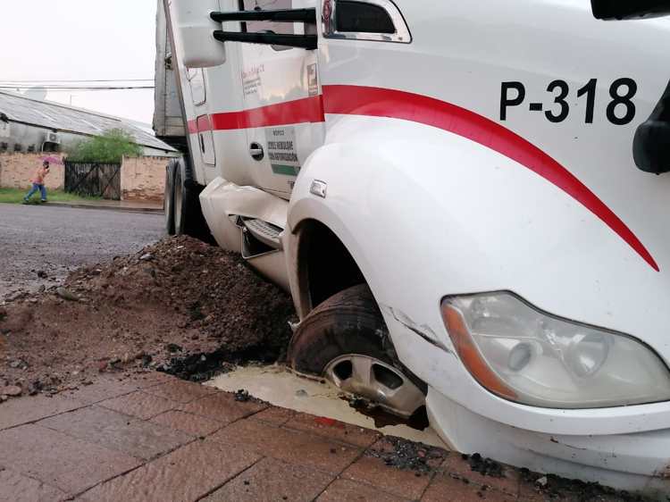 Tráiler cae en socavón y queda varado