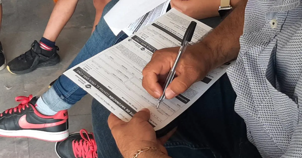 Aprovechan jornada infantil para aplicarse vacuna contra el Covid-19