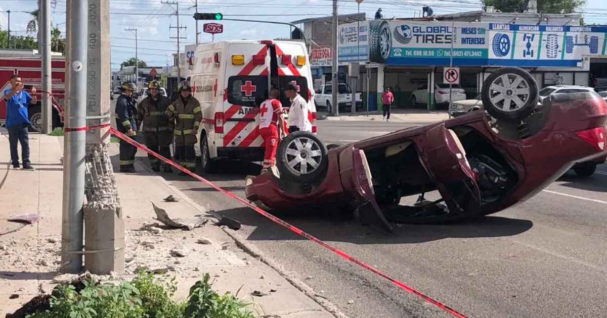 Termina volcado tras esquivar un bache