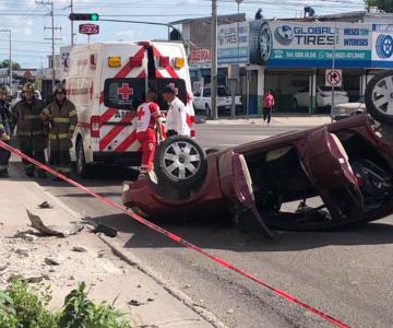 Termina volcado tras esquivar un bache