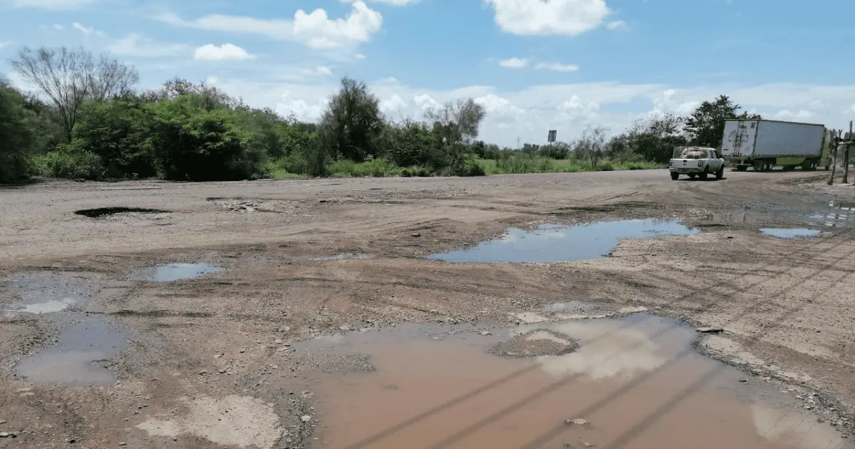 ¡De periférico no tiene nada! Baches invaden calle de Navojoa