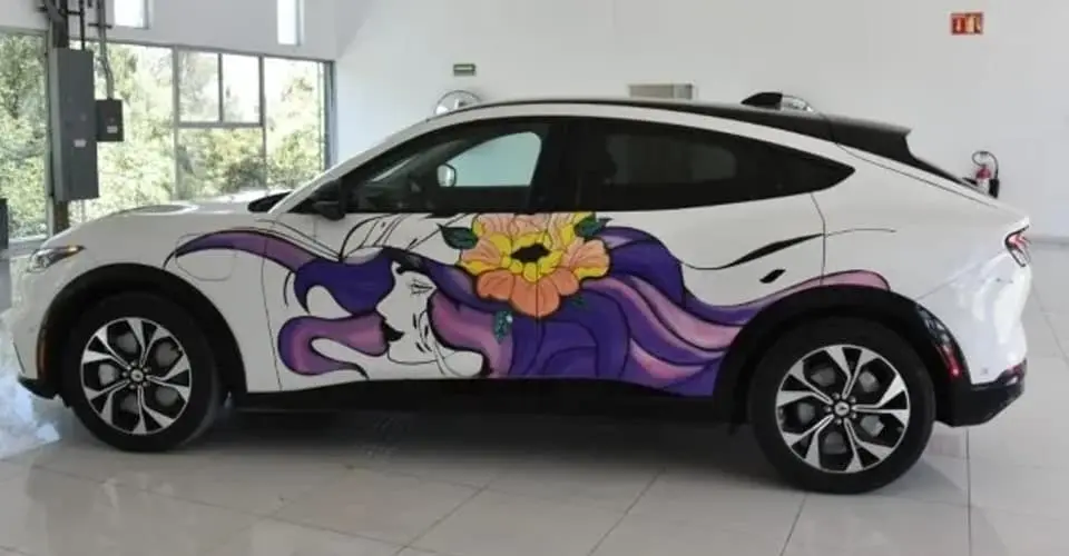 Marcelo Ebrard muestra carro fabricado por mujeres en Twitter