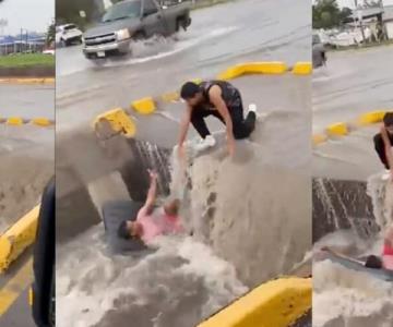 Video | Joven intenta surfear en canal y cae a coladera