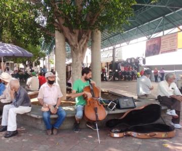 Herson recorre el país acompañado de su amigo el violonchelo