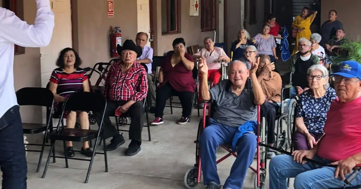 Celebran a abuelitos por su día en Villa Paraíso