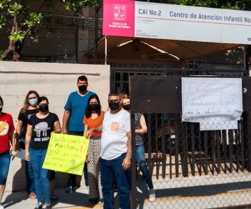 Padres de familia toman oficinas del CAI 2 en Hermosillo