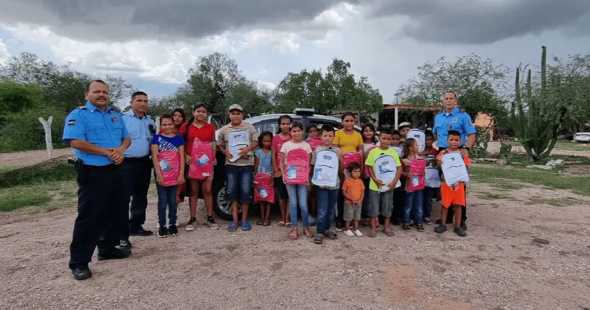 Policías de Cajeme donan útiles escolares a pequeños del ejido Xóchitl