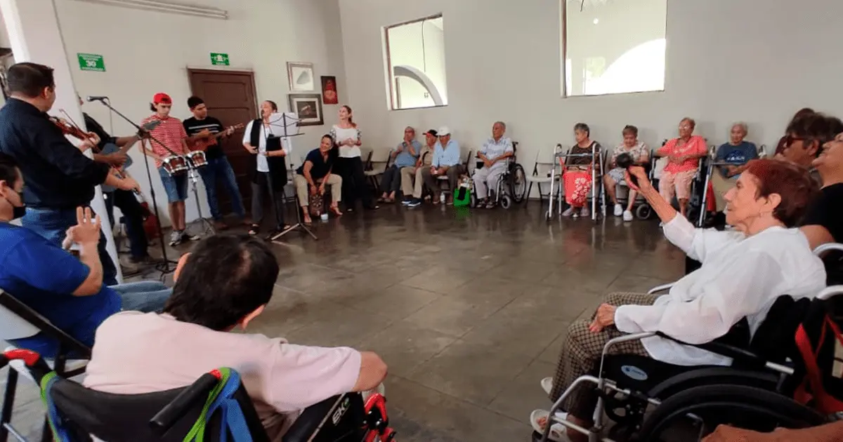 Abuelos del Asilo Juan Pablo II reciben ameno festejo en su día
