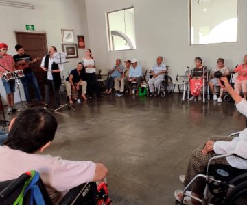 Abuelos del Asilo Juan Pablo II reciben ameno festejo en su día