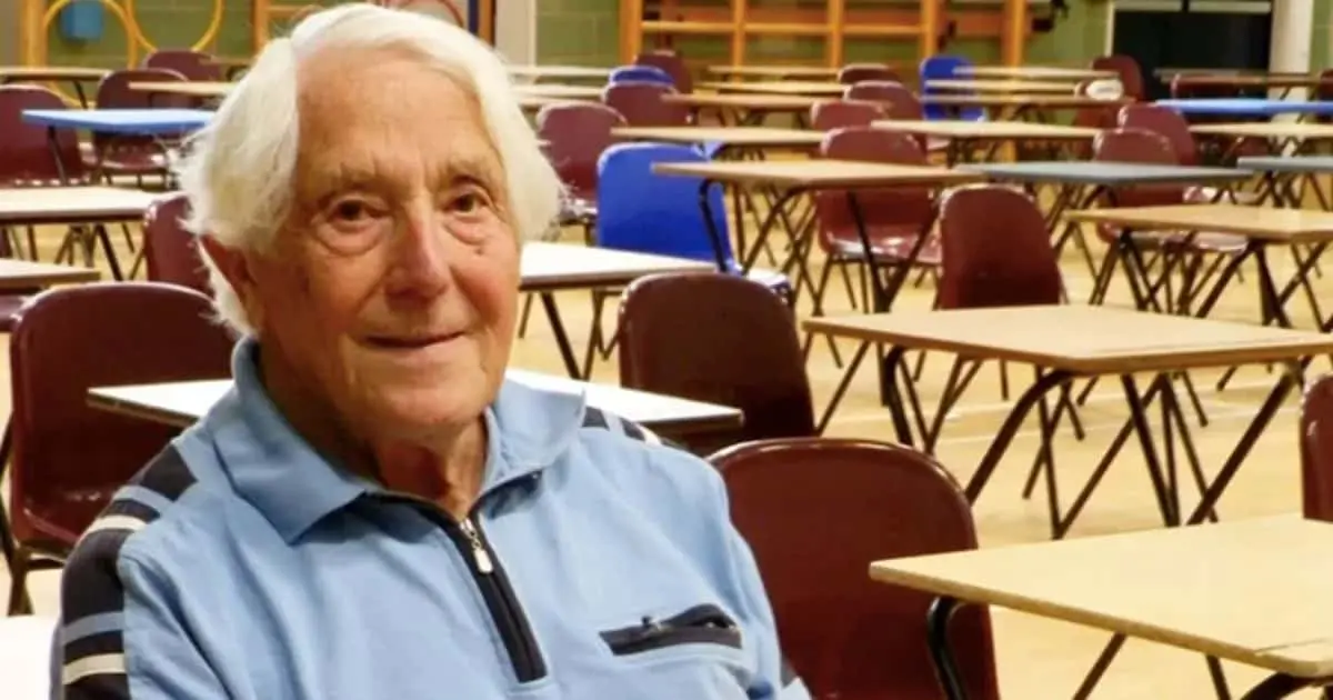 Hombre de 92 años regresa a colegio y obtiene el mejor resultado en examen