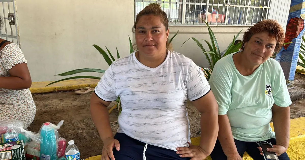 Nayeli no dudó y ante la inundación, tomó una escuela como albergue