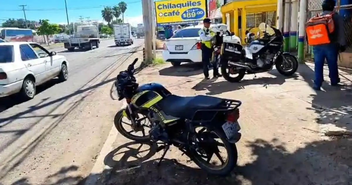 Motociclista termina en el techo de un taxi tras choque en La Manga