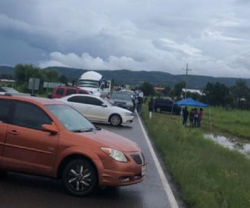 Ciudadanos bloquean entrada principal de Yécora por fallas de la CFE