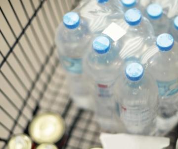 Agua y refrescos tienen aumento récord de precio