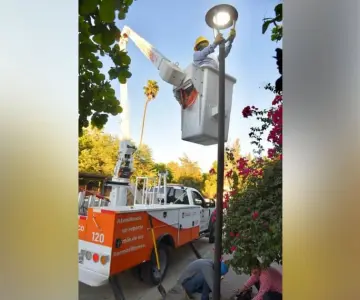 Continúan trabajando en cambiar luminarias de Hermosillo
