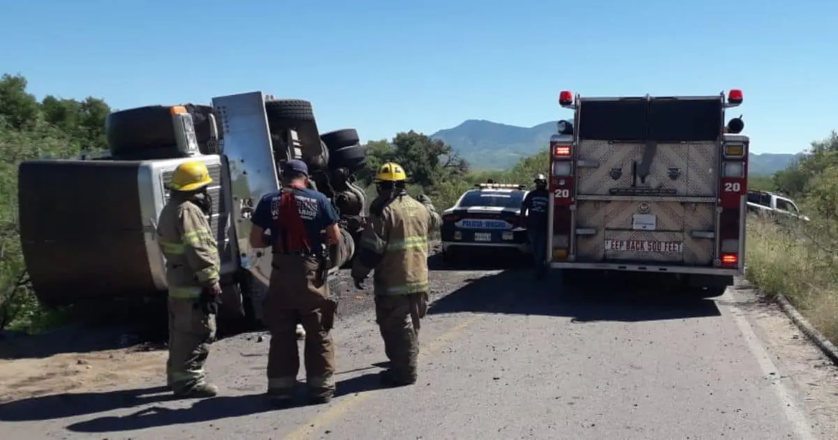Vuelca dompe en carretera de Nogales; conductor logró sobrevivir