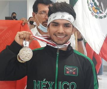 Israel Cruz es recibido en Hermosillo como campeón del mundo en powerlifting