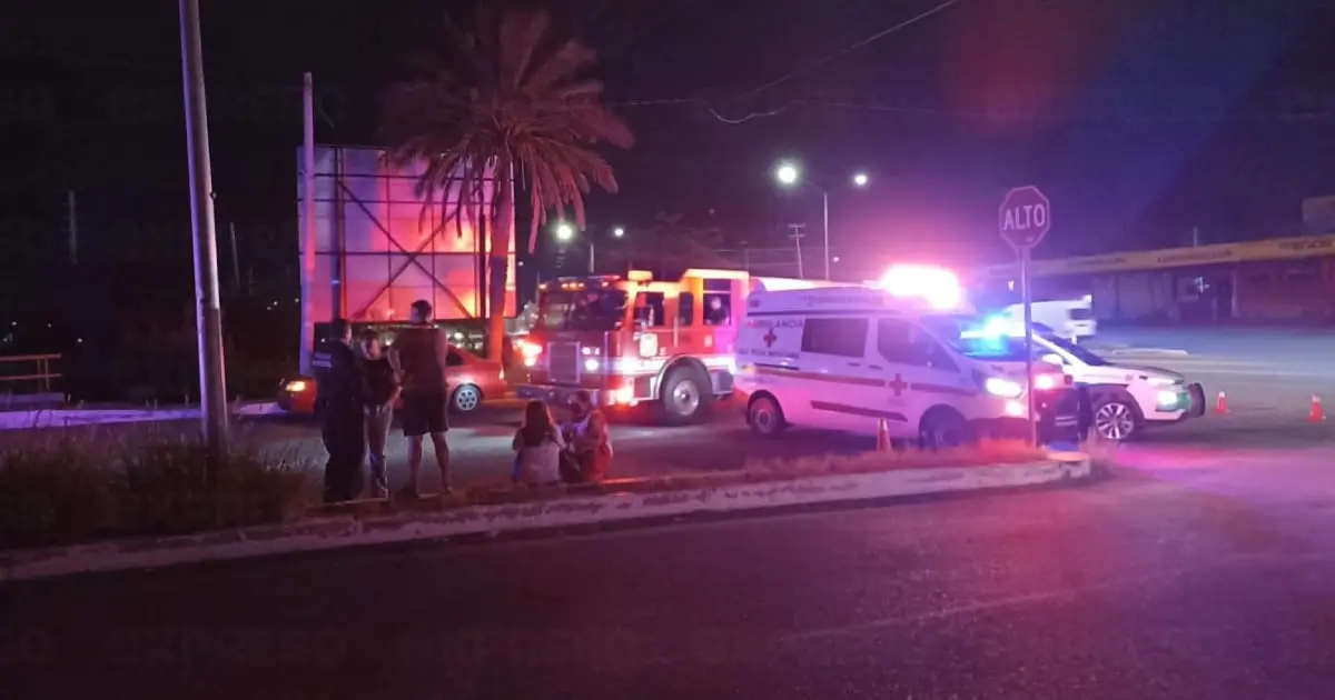 Hombre herido y cinco autos dañados por la caída de un poste telefónico