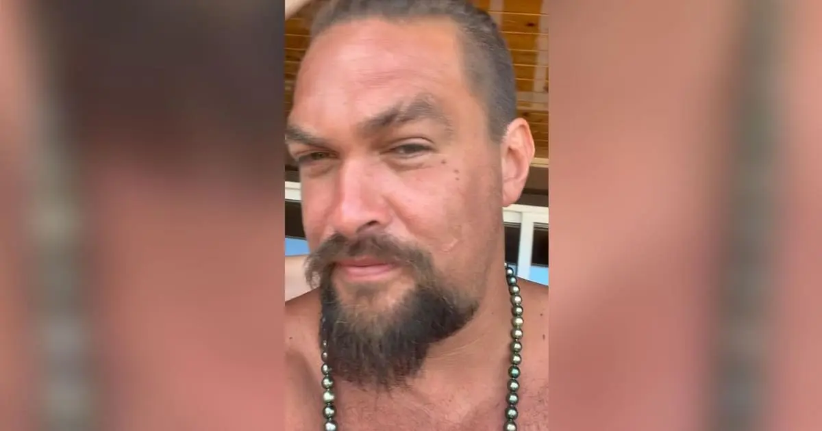 Jason Momoa se deshace de su melena por una buena causa
