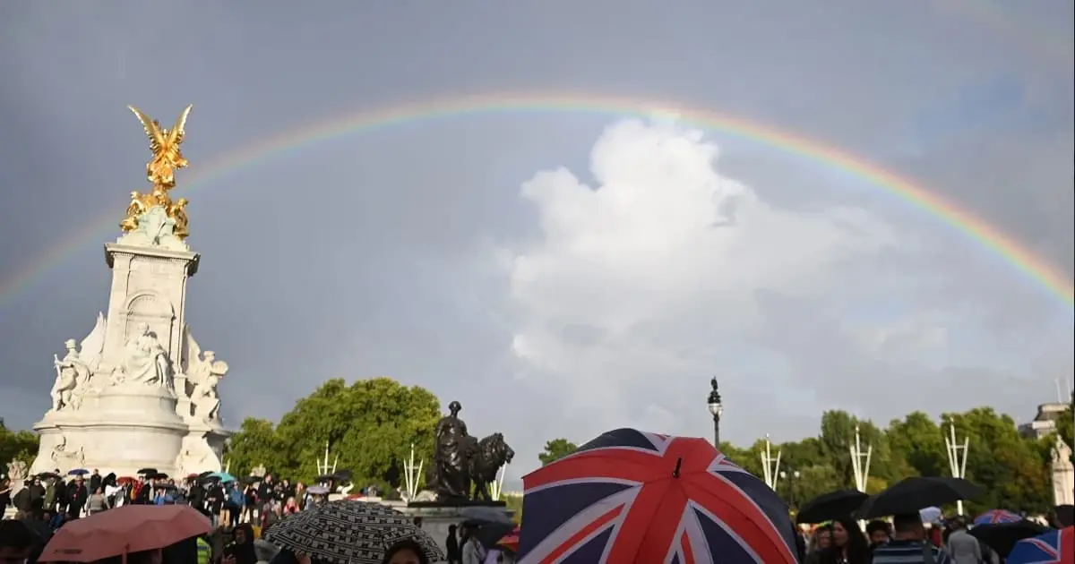 Arcoíris acompaña triste momento en el palacio de Buckingham