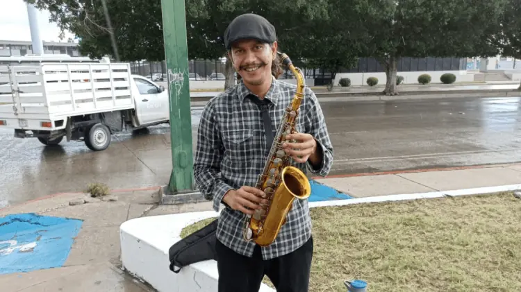 Julio César lleva su amor por la música a la calles de Hermosillo