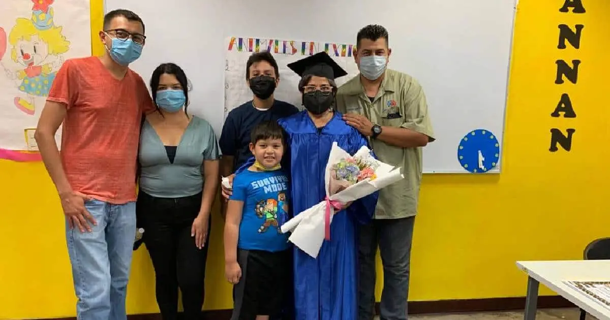 No mires relojes ajenos: Maricela cumple su sueño, terminar la secundaria