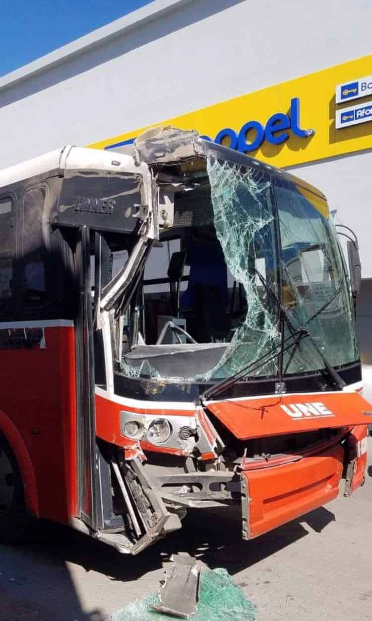 Impactan dos camiones en pleno centro de Hermosillo; hay 2 lesionados