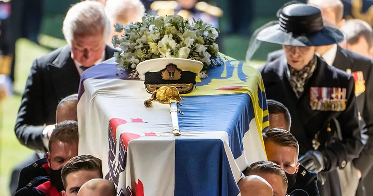 Esperan desde primera fila para despedir a Isabel II