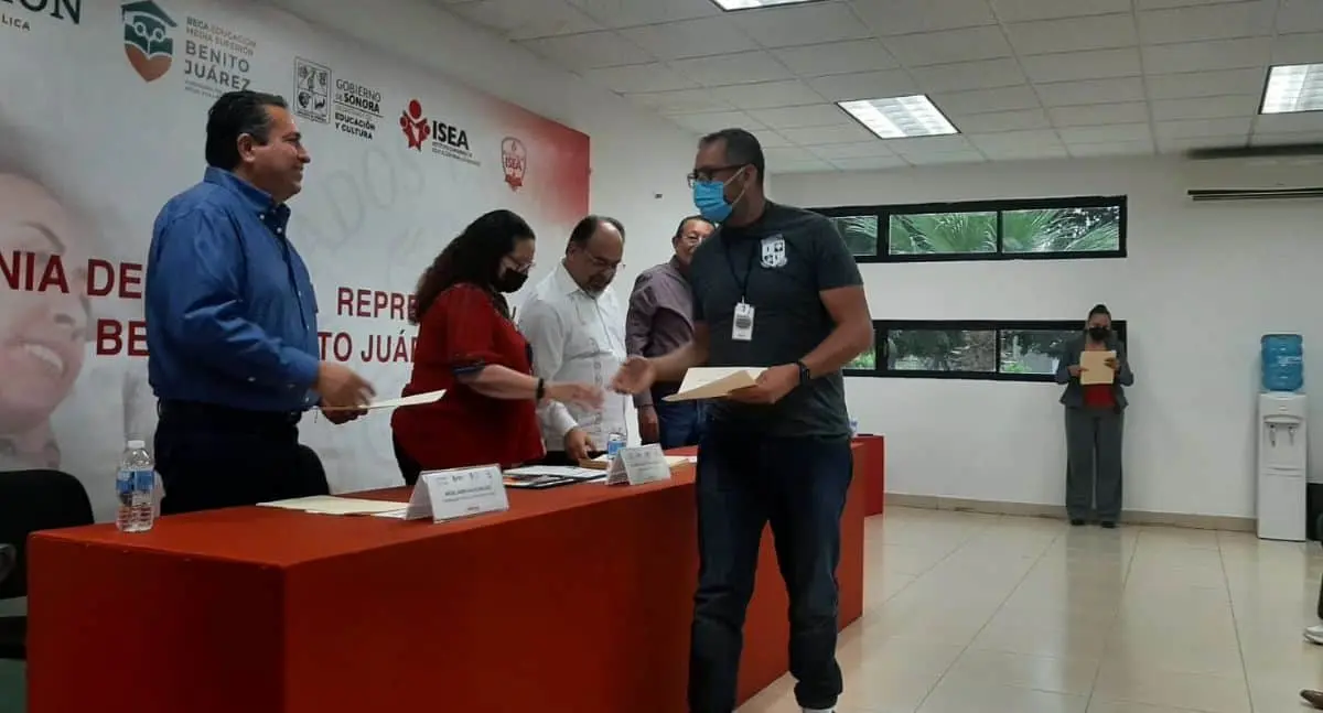 Récord en becas: Más de 1,500 estudiantes del ISEA reciben apoyos