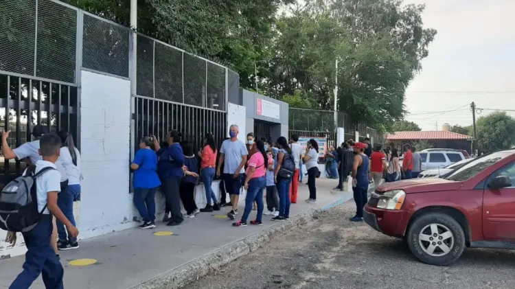 Madres de familia avalan que uso de falda no sea obligatorio